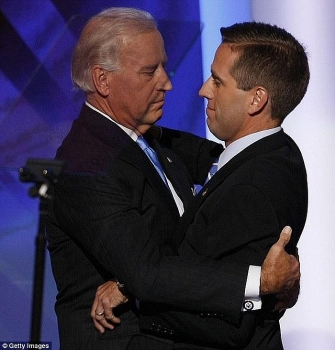 loi hua cuoi cung cua tong thong tan cu joe biden va nguoi con trai da mat tro thanh cau chuyen day xuc dong