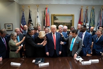 anh ong trump buon ba nham nghien mat ben canh cac cong su la anh cu khong lien quan den bau cu my