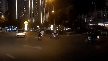 camera giao thong xe may phong nhanh dam vao xe dap dien ca hai cung vang xuong duong
