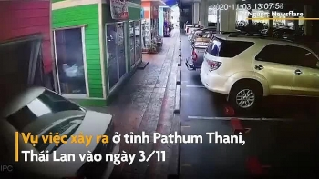 camera giao thong tai xe dap nham chan ga oto lao vot vao cua hang