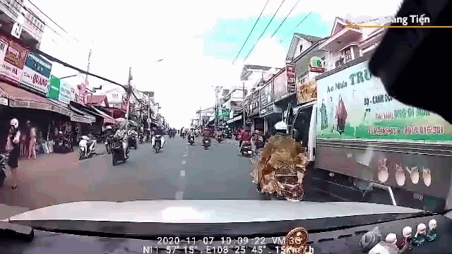 camera giao thong tai xe xe tai mo mo bat can khien nguoi phu nu suyt mat mang oan uong duoi banh o to