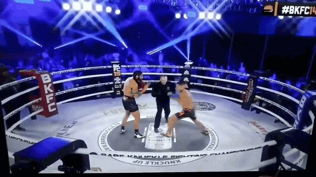 video qua khich nhay khoi san dau de an mung vo si khong may nga vang khoi san dau