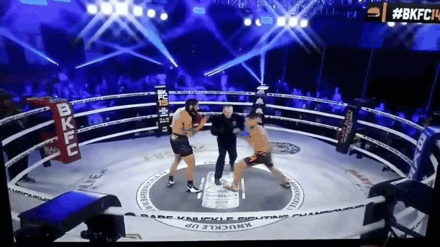 Video: Quá khích nhảy khỏi sàn đấu để ăn mừng, võ sĩ không may ngã văng khỏi sàn đấu