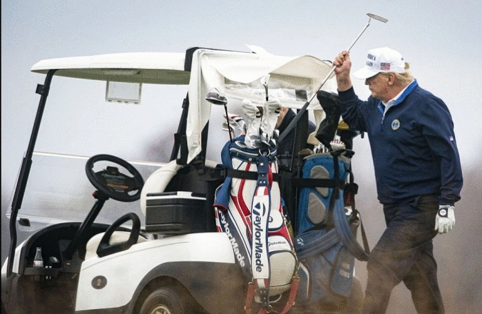 ong trump danh 2 ngay cuoi tuan thanh thoi choi golf