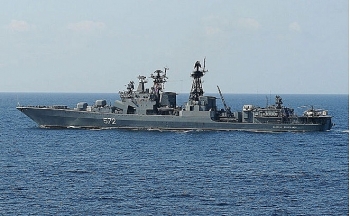 Chiến hạm Nga áp sát, ‘đuổi’ tàu khu trục Mỹ ra khỏi lãnh hải
