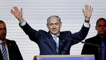 Cựu Thủ tướng Israel giơ tay bỏ phiếu nhầm cho đối thủ