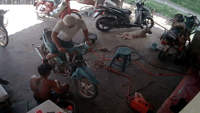 video vua khoi dong xe may bat ngo boc chay ngun ngut