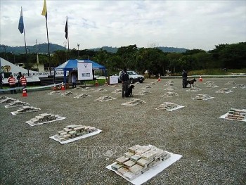 hai quan ecuador truc vot khoang mot tan cocaine duoi bien