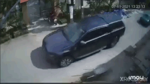 camera giao thong phanh gap tranh tai nan ban tai bi 2 xe tong trung