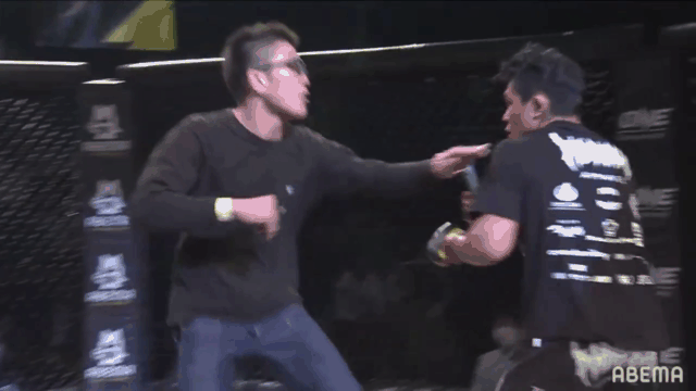 video lo buong loi thach dau binh luan vien cao thu mma nhan ket cuc be bang