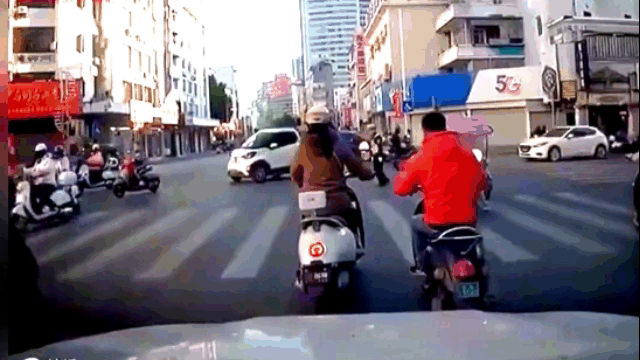 Camera giao thông: Đang dừng chờ đèn đỏ, người phụ nữ bị trâu "điên" lao tới húc ngã