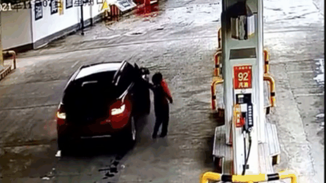 Video: Tài xế quỵt tiền xăng, bỏ chạy kéo ngã nữ nhân viên