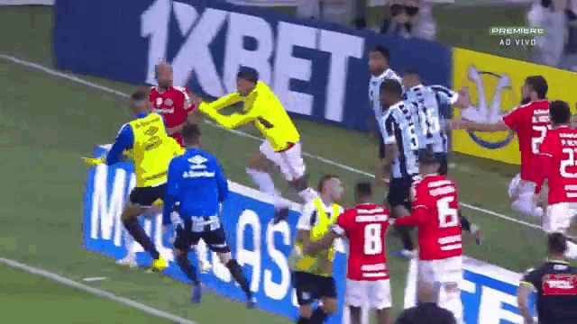 video an mung kieu ca khia cau thu bi ruot danh tren san