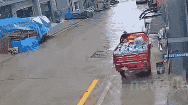 Video: Chủ nhân thục mạng đuổi theo xe 3 bánh không người lái