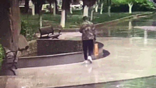 Video: Mải nhìn điện thoại trong lúc đi bộ, thanh niên ngã cắm đầu xuống đài phun nước