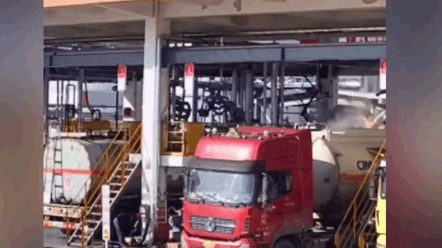 video xe bon cho dau bat ngo phat no nhu bom khi dang dung do