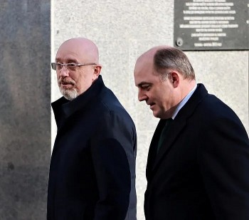 london ho tro kiev cac khoan vay de mua tau chien va ten lua