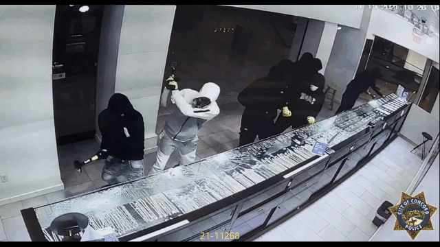 Video: Nhóm cướp vác búa đập tủ kính trưng bày để cuỗm đồ trang sức