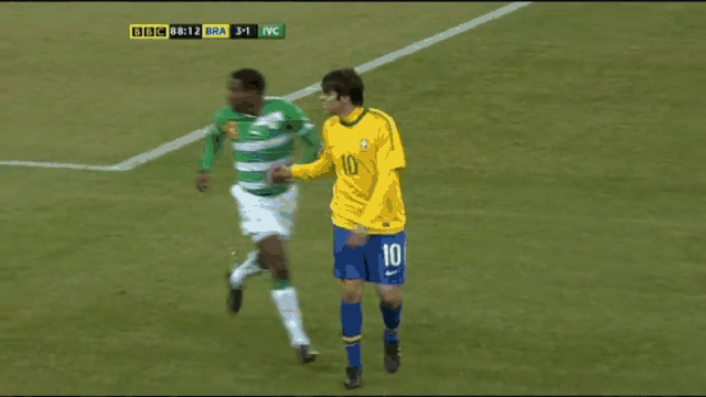 video cau thu co tinh an va de kaka bi duoi khoi san