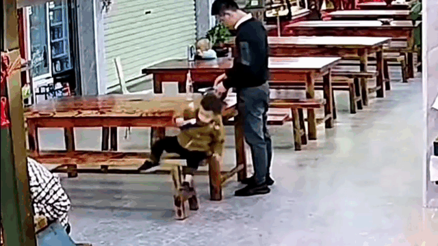 video bo phan ung cuc nhanh cuu con trai thoat nan trong gang tac