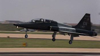 phi cong hoa ky thiet mang tren duong bang cua can cu khong quan laughlin