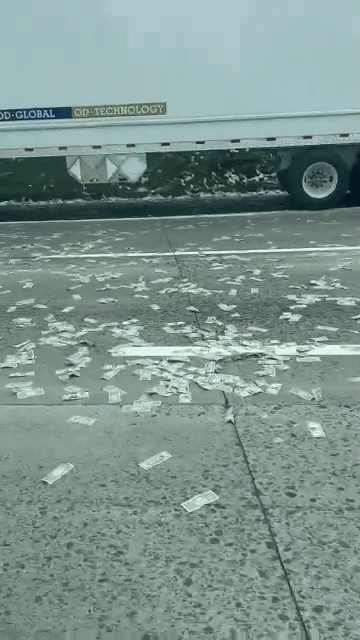 mua tien usd phu day cao toc dan vut xe giua duong lao ra nhat khong ngoi tay