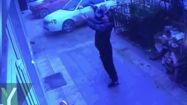 video roi khoi tang 5 be gai song sot kho tin nho duoc cuu giup kip thoi