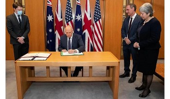 hoa ky australia va anh ky thoa thuan chu chot ve tau ngam