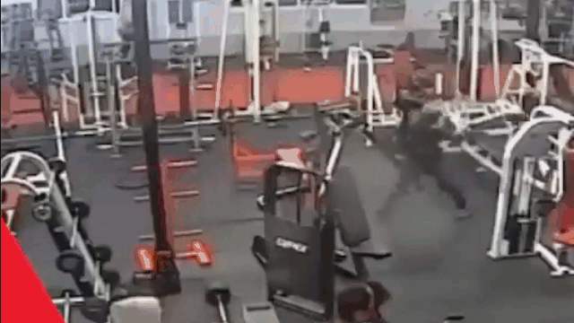 video thanh nien cam dao khieu chien vo si muay thai ket cuc linh no don