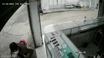 video chu cua hang phi than qua tu kinh quyet bam duoi ten cuop dien thoai