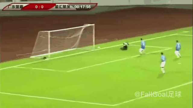 video lao toi pha bong cau thu vo tinh tao ra pha dot den tham hoa