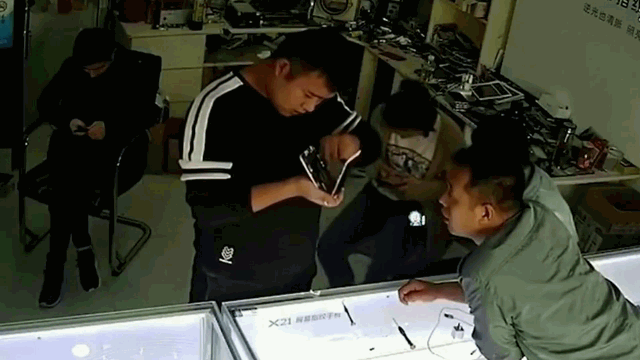 video dien thoai bat ngo phat no kinh hoang khien tho sua chua ta hoa