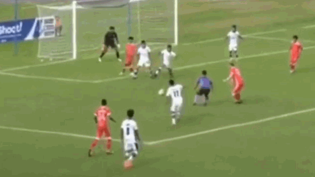 Video: Bị cản đường đi bóng, cầu thủ thẳng tay đẩy ngã trọng tài