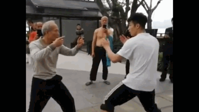 video cu ong dung vo la ti thi voi thanh nien o giua pho