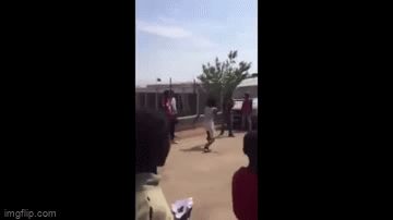 video ti thi giua pho thanh nien nga dap mat xuong duong roi bat tinh sau cu da loi