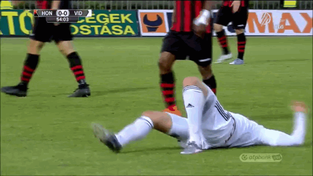 video cau thu dung chieu de an va tren san va cai ket hai huoc