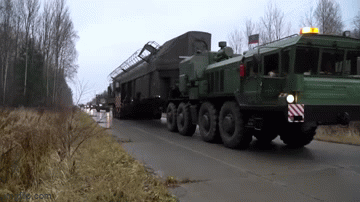 can canh icbm yars cua nga duoc nap vao ong phong silo