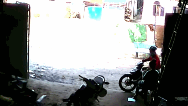 video bi giat dien thoai co gai lap tuc tom duoi xe roi quat nga ten cuop