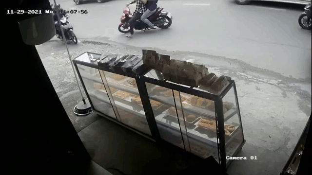 video trinh sat hinh su chan xe tom gon 2 ten cuop tren pho