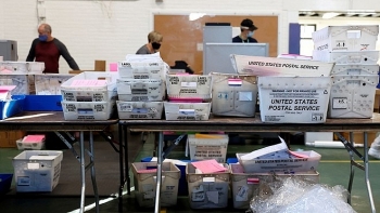 Nhân viên bưu điện Mỹ lại 'tố' gian lận bầu cử, khẳng định gần 300.000 lá phiếu trên xe đã biến mất ở Pennsylvania