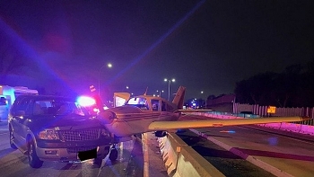 Video: Máy bay gặp sự cố phải hạ cánh trên đường cao tốc