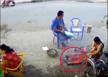 Video: Đang cặm cụi nướng thịt, một tiếng nổ lớn vang lên hất nồi than tung tóe khiến ai nấy "hồn xiêu phách lạc"