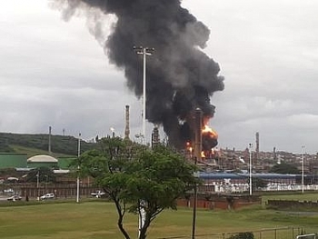 Nổ kinh hoàng làm rung chuyển nhà máy lọc dầu tại Nam Phi