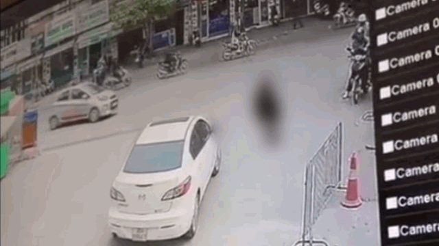 camera giao thong dang di bo bong lan ra ngat xiu cu gia vo tinh bi o to can trung