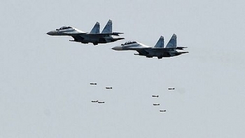 su 30 cua nga xuat kich chan may bay my va phap tiep can bien gioi tren vung bien trung lap