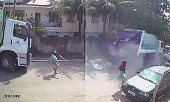 Camera giao thông: Co chân chạy thục mạng, người phụ nữ thoát chết ngoạn mục trước mũi xe tải chở rác