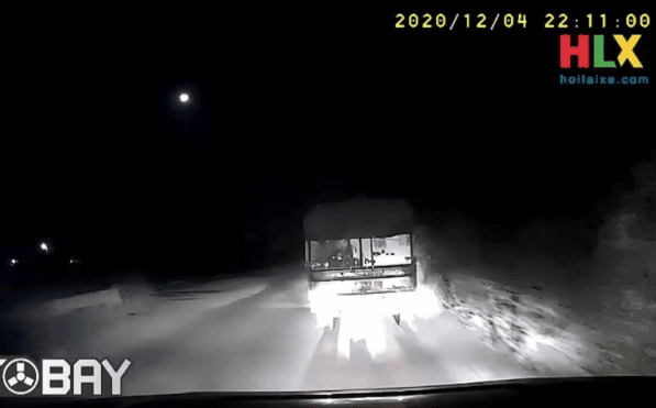 Camera giao thông: Sau cú đâm 'kinh hồn bạt vía' với xe ben, tài xế xe tải bình tĩnh đến bất ngờ