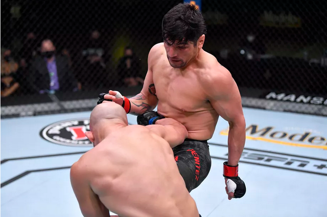 video vo si ufc thuc hien pha knock out man nhan doi thu nga rap xin hang