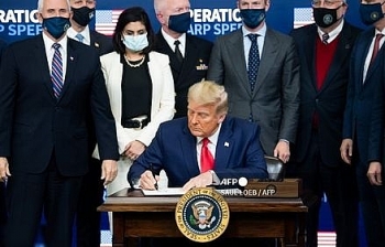 cuoi nhiem ky tong thong donald trump ky sac lenh dac biet ve vaccine covid 19