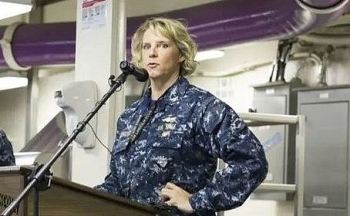 Lần đầu tiên Hải quân Mỹ có nữ chỉ huy siêu tàu sân bay chạy bằng năng lượng hạt nhân